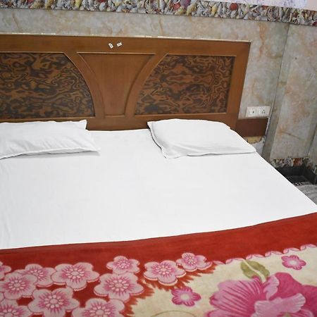 Hotel Shri Hari Palace By Wb Inn Vrindavan Exterior photo