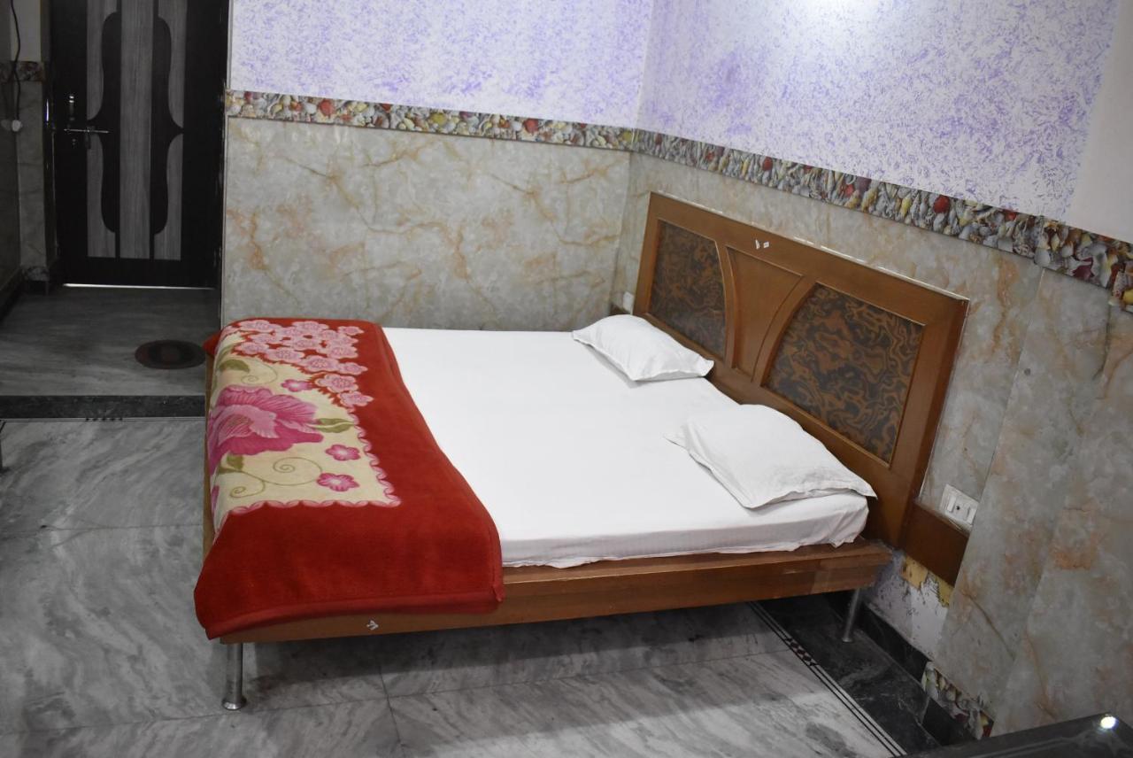 Hotel Shri Hari Palace By Wb Inn Vrindavan Exterior photo