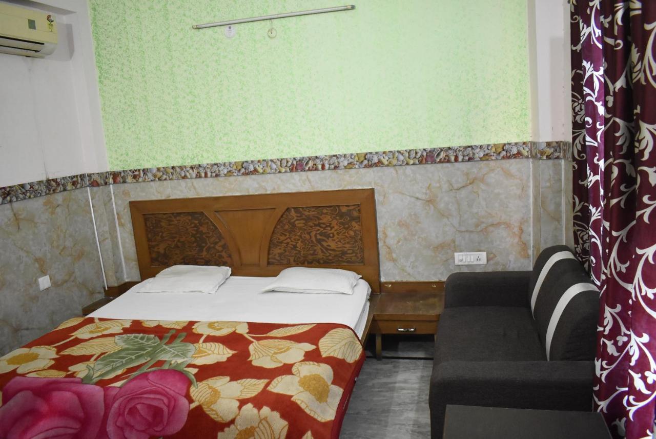 Hotel Shri Hari Palace By Wb Inn Vrindavan Exterior photo