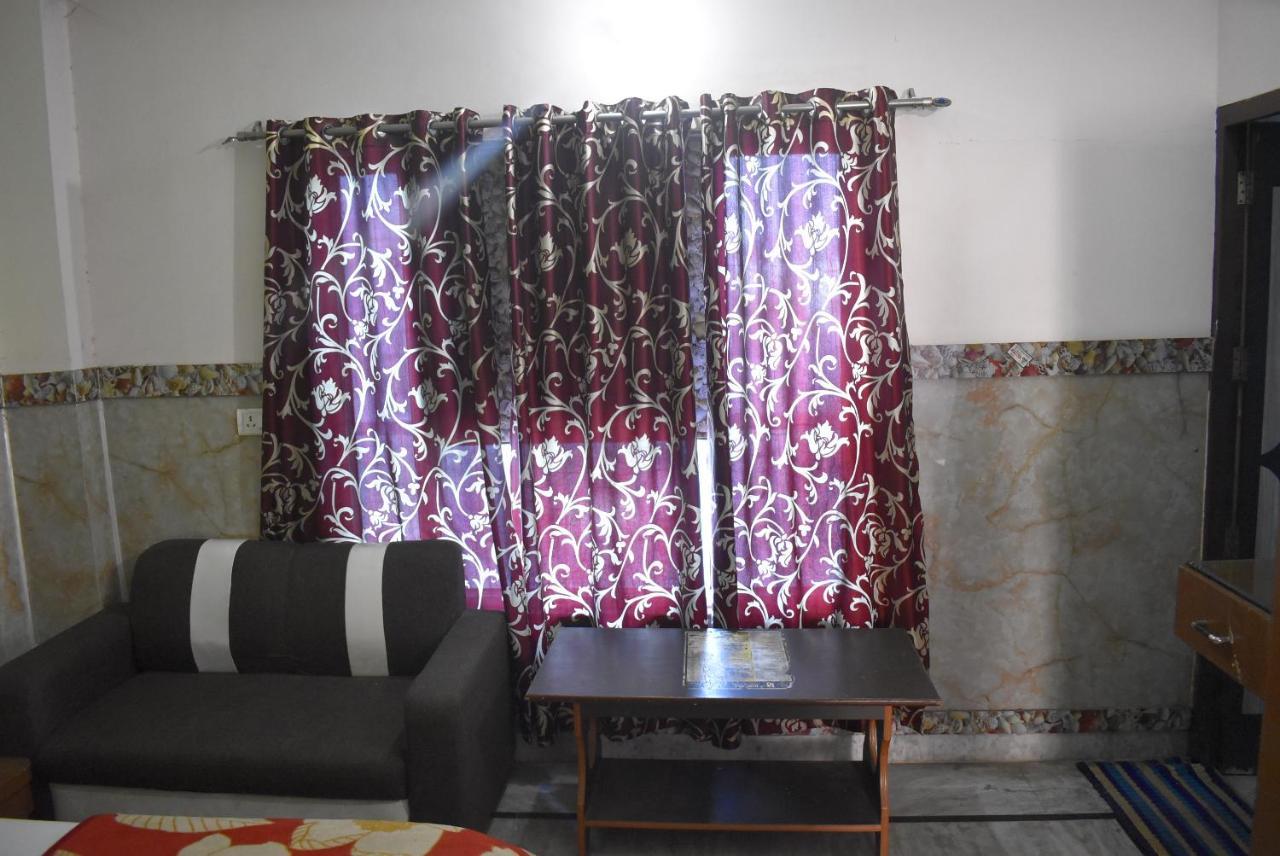Hotel Shri Hari Palace By Wb Inn Vrindavan Exterior photo